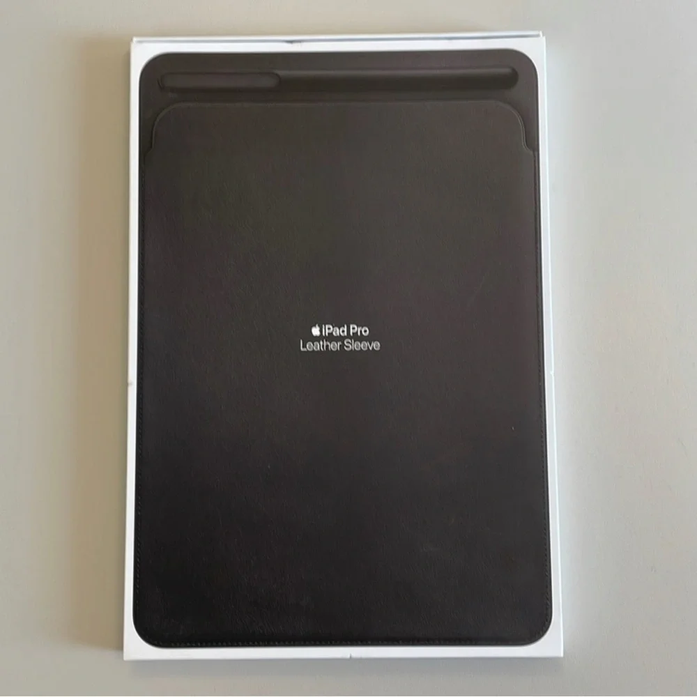 NWT Apple Leather Sleeve for 10.5‑inch iPad Pro - Black